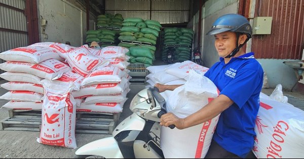Người dân đổ xô mua gạo giá rẻ