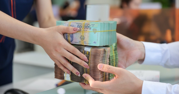 Ngân hàng đầu tiên báo lãi giảm so với năm trước