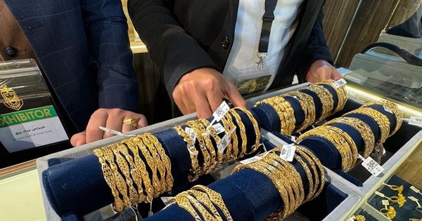 Lo ngại về thuế quan của Mỹ thúc đẩy giá vàng lập đỉnh mới