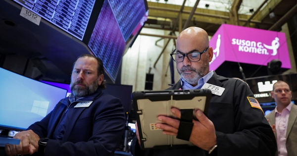 Dow Jones mất 300 điểm trước mối lo nợ xấu, nhiều cổ phiếu ngân hàng bị bán tháo