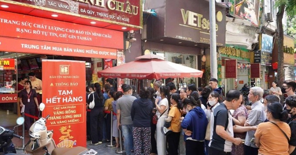 Người dân lùng mua từng chỉ vàng