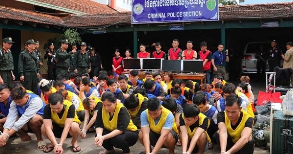Công an Việt Nam đột kích 'ổ' lừa đảo ở Campuchia, bắt 59 người