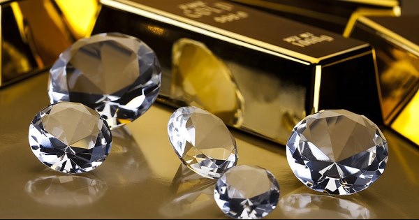 Nghịch lý của hai tài sản giá trị: Vàng thăng hoa, kim cương lao dốc