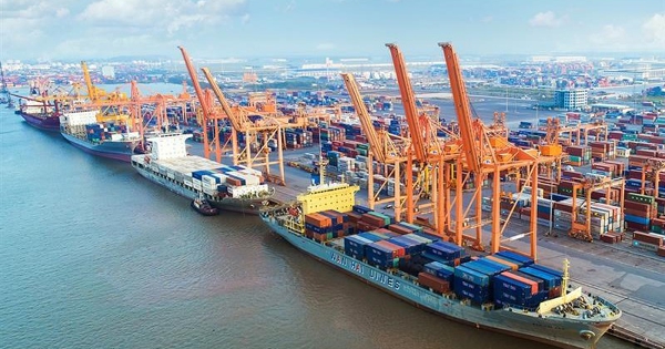 Thủ tướng yêu cầu có phương án hỗ trợ doanh nghiệp bị ảnh hưởng bởi thuế đối ứng trong tháng 11