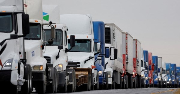 Mỹ áp thuế nhập khẩu 50% đối với xe tải, 10% với xe buýt