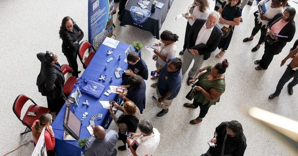 Mỹ có thêm 119.000 việc làm trong tháng 9, tỷ lệ thất nghiệp vọt lên đỉnh 4 năm