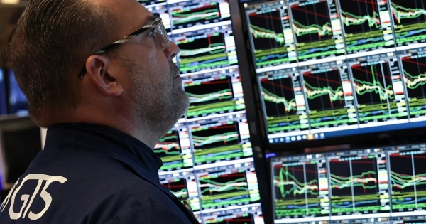 Chứng khoán Mỹ giảm sâu trước lo ngại về định giá cổ phiếu AI