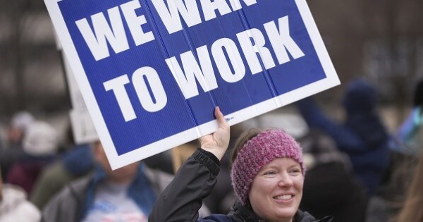 Thị trường lao động Mỹ đón tin dữ: Một chỉ báo về sa thải chạm đỉnh 22 năm