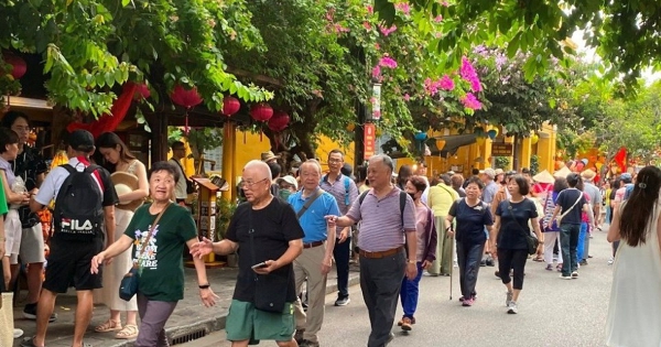 Khách quốc tế đến Việt Nam vượt 17 triệu lượt