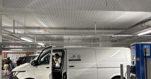 Các nhà sản xuất ô tô chỉ trích kế hoạch đánh thuế xe điện của Anh