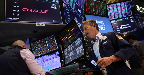 S&P 500, Dow Jones lập kỷ lục mới khi nhà đầu tư rời bỏ cổ phiếu AI