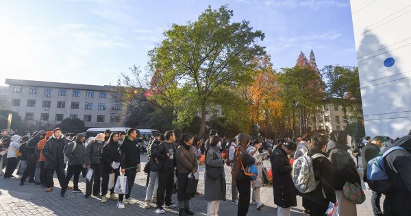 Người trẻ đổ xô vào làm nhà nước - xu hướng nói lên nhiều điều về nền kinh tế Trung Quốc