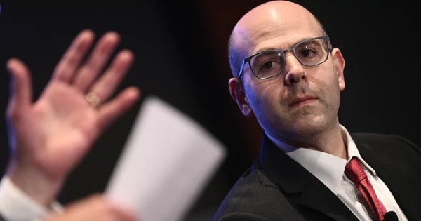 Thống đốc Fed: ‘Lạm phát ảo’ làm méo mó quyết định chính sách, lãi suất còn quá cao