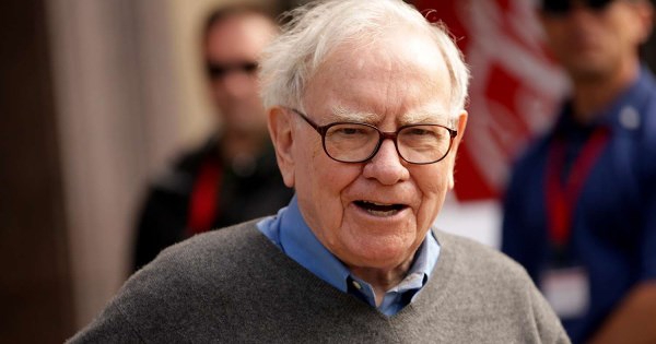 Warren Buffett bất ngờ bán hai khoản đầu tư ông khuyên người Mỹ nên nắm giữ lâu dài