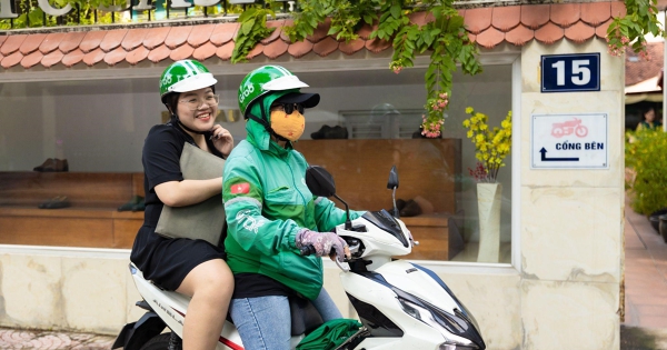 Dân văn phòng tiết kiệm chi tiêu mùa cuối năm nhờ đặt xe và đồ ăn qua app‏