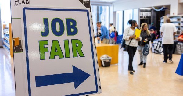 Tín hiệu cảnh báo gửi đến Fed