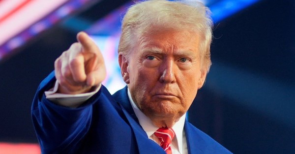 Ông Trump đề xuất đánh thuế 25% lên dược phẩm, chip và ô tô