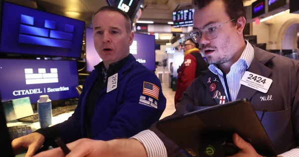 Dow Jones đỏ lửa sau báo cáo tài chính của Walmart