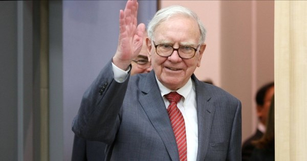 Tập đoàn của Warren Buffett báo cáo lợi nhuận quý IV tăng 71%, tiền mặt phình to không tưởng