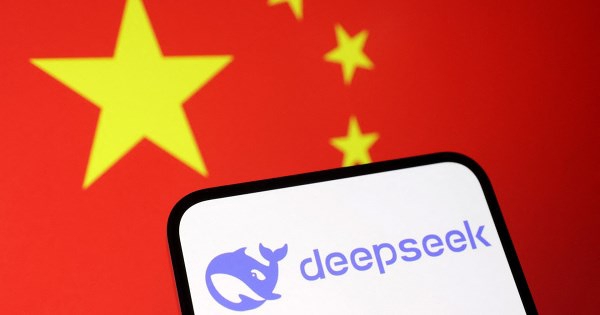 DeepSeek phổ biến chóng mặt tại Trung Quốc, từ tiểu thương đến bác sĩ đều học cách dùng