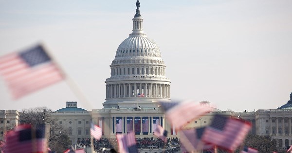 Kinh tế Mỹ lộ dấu hiệu căng thẳng vì chính sách thuế quan và cắt giảm chi tiêu của ông Trump
