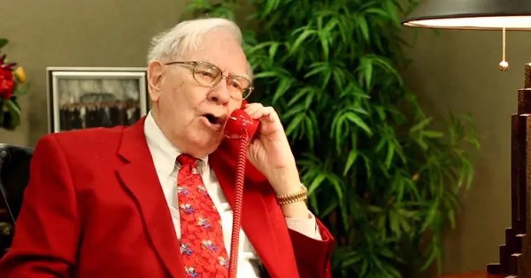 Ngành bia toàn cầu thoái trào nhưng vì sao Warren Buffett vẫn gom cổ phiếu của công ty bia này?