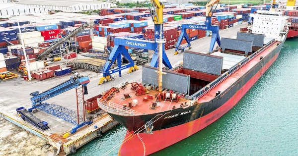 Xuất nhập khẩu 'đột ngột' giảm hai con số trong nửa đầu tháng 4