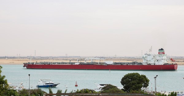 Ông Trump muốn tàu Mỹ đi qua Panama và Suez miễn phí