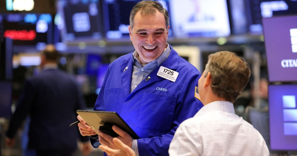 Dow Jones tăng 300 điểm sau tin Mỹ sắp đạt thỏa thuận thương mại