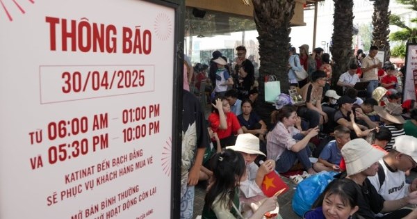 Hàng quán TP HCM đông nghịt sau buổi diễu binh sáng 30/4