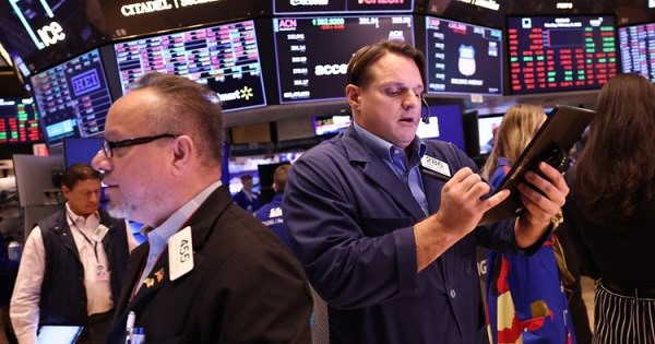 Cú trượt của chứng khoán Mỹ: Cơ hội hay cái bẫy?