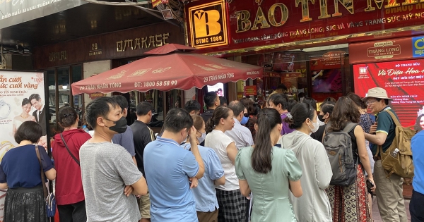 Giá vàng giảm mạnh, người dân xếp hàng 'bắt đáy'