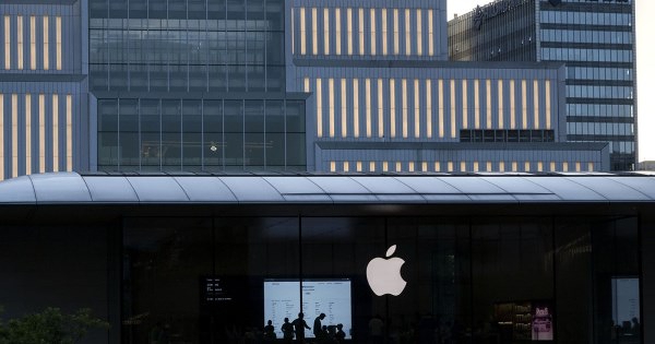 10 năm tìm đường ‘thoát Trung’, Apple vẫn mắc kẹt – dù bị ông Trump thúc ép và lựa chọn mới như Việt Nam, Ấn Độ