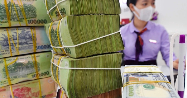 Lãi suất liên ngân hàng giảm về mức đáy 13 tháng, chênh lệch lãi suất VND – USD đảo chiều âm mạnh