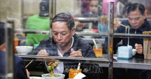 Giá thực phẩm, rau xanh tăng nhẹ, các quán kinh doanh ăn uống giữ giá ổn định