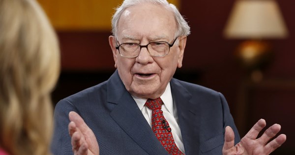 Nhà đầu tư nên làm gì khi chiến sự căng thẳng, huyền thoại Warren Buffett có câu trả lời