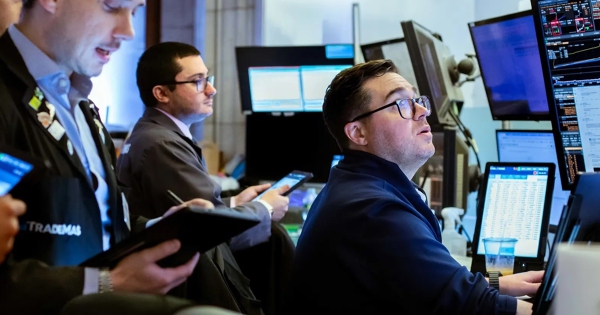 S&P 500 sắp sửa lập kỷ lục mới khi lo ngại về thuế quan, xung đột và lạm phát dịu bớt