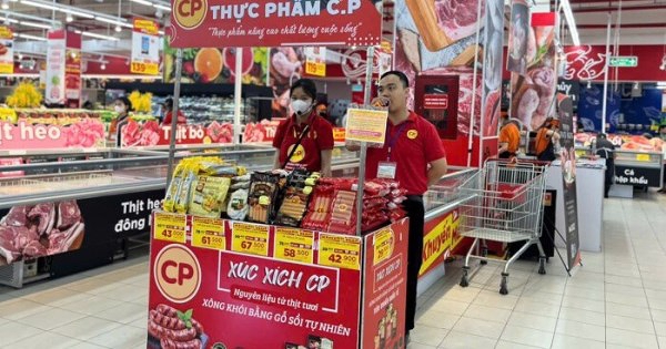 Quầy hàng C.P vắng khách