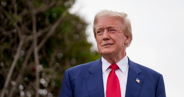 Tổng thống Trump tuyên bố sẽ không gia hạn hạn chót 1/8