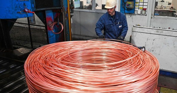 Ông Trump thông báo sẽ áp thuế 50% đồng nhập khẩu, giá liền nhảy vọt lên mức kỷ lục
