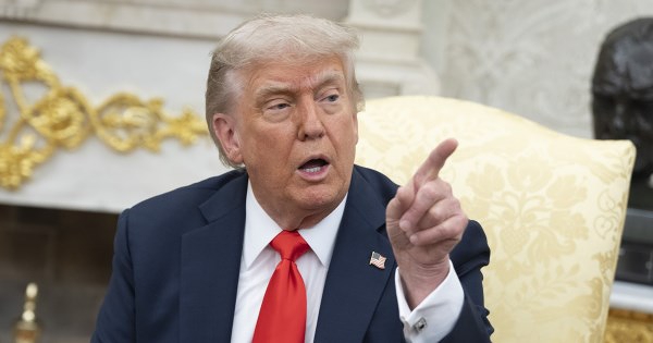 Ông Trump giữ nguyên thuế đối ứng tối thiểu, tăng thuế với Canada lên 35%