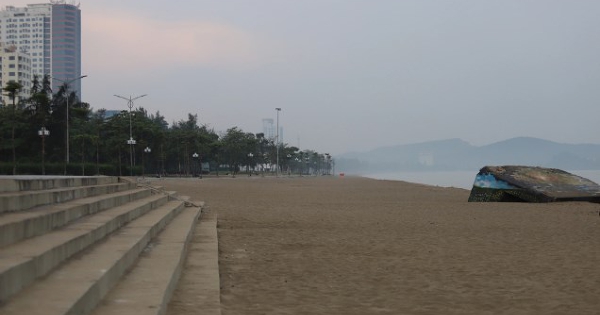 Nhiều nơi tạm dừng du lịch biển do bão Kajiki