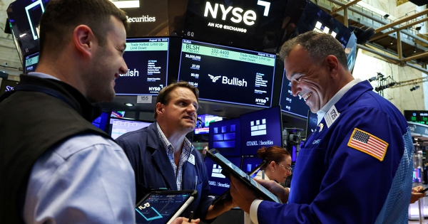 S&P 500 lần đầu vượt 6.500 điểm, Dow Jones cũng lập kỷ lục mới sau BCTC của Nvidia