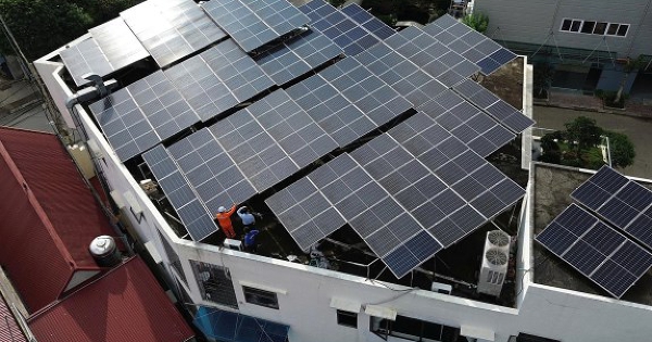 Vì sao lắp điện mặt trời mái nhà tự dùng phải thông báo cho EVN?