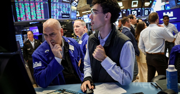 Chứng khoán Mỹ giảm nhẹ khi thị trường chờ đợi quyết định lãi suất của Fed