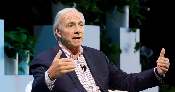 Nợ công của Mỹ ngày càng phình to, tỷ phú Ray Dalio gợi ý ngay hai khoản đầu tư phù hợp