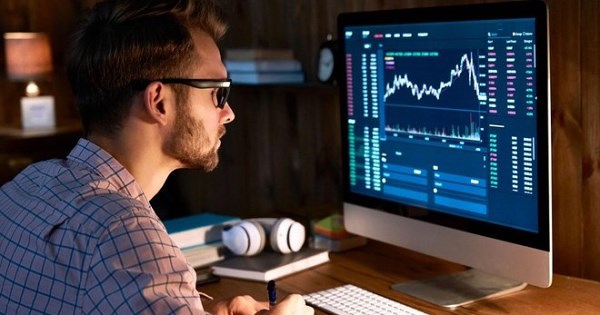 Khối ngoại bán ròng cổ phiếu FPT gần 600 tỷ đồng