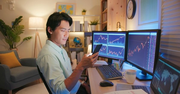 Khối ngoại đẩy mạnh xả ròng gần 1.600 tỷ đồng, tâm điểm VHM, SSI