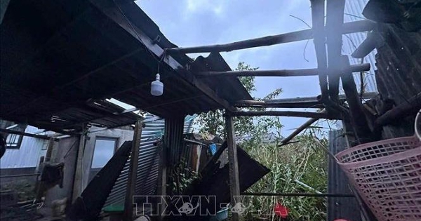 Huế: 75 ngôi nhà bị tốc mái, yêu cầu người dân hạn chế ra đường