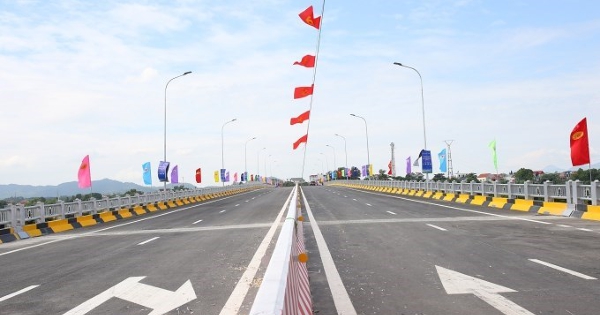 Thông xe cầu Phong Châu sớm ba tháng